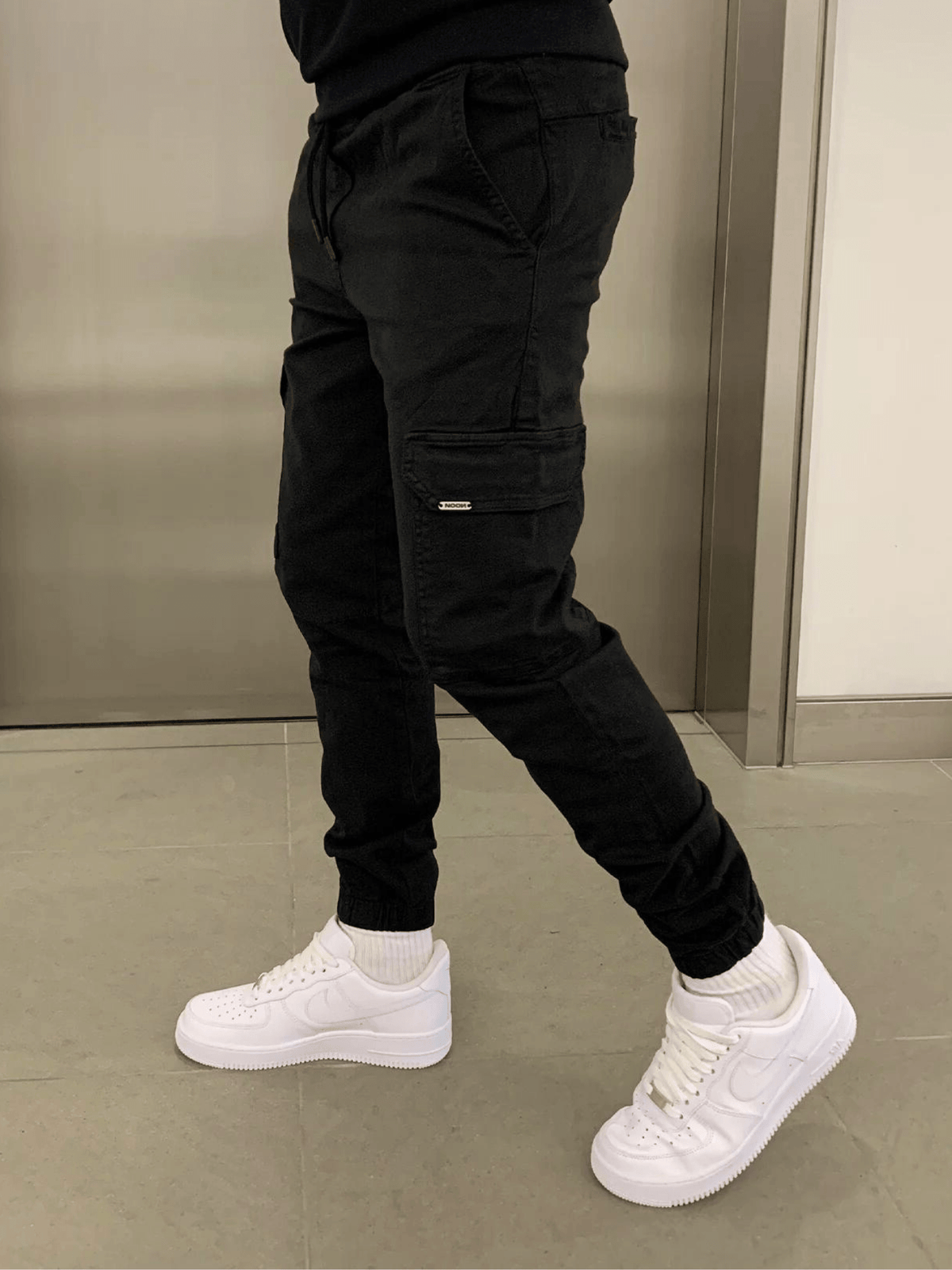 Pantalon cargo pour homme avec poches et jambes fuselées
