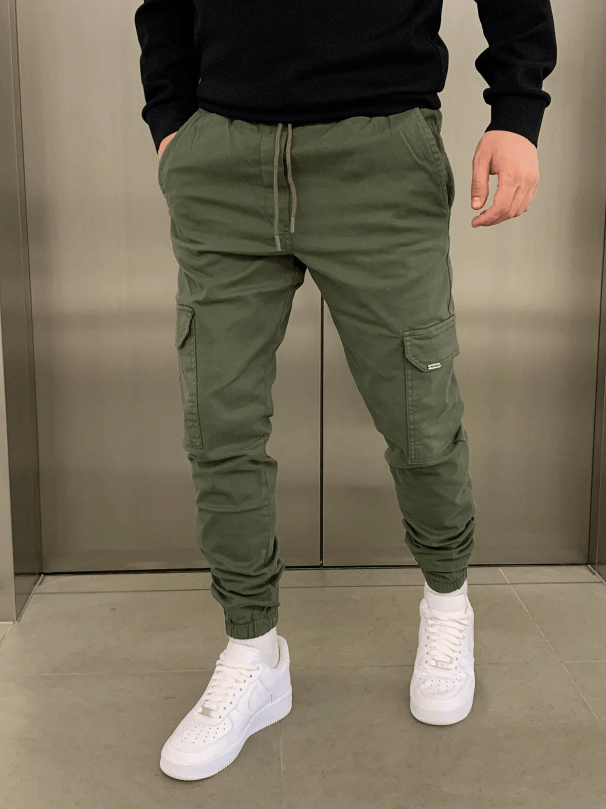 Pantalon cargo pour homme avec poches et jambes fuselées