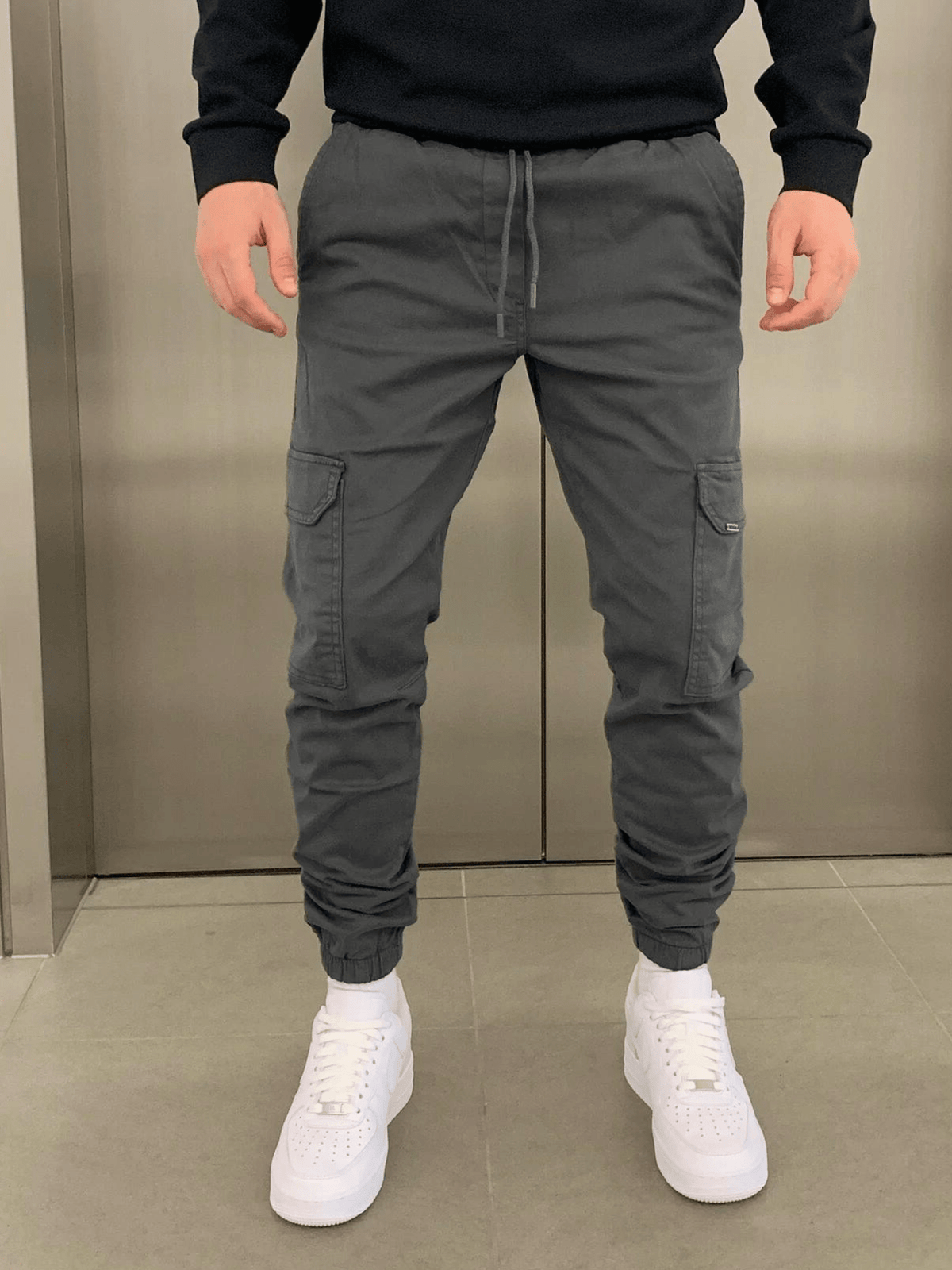Pantalon cargo pour homme avec poches et jambes fuselées