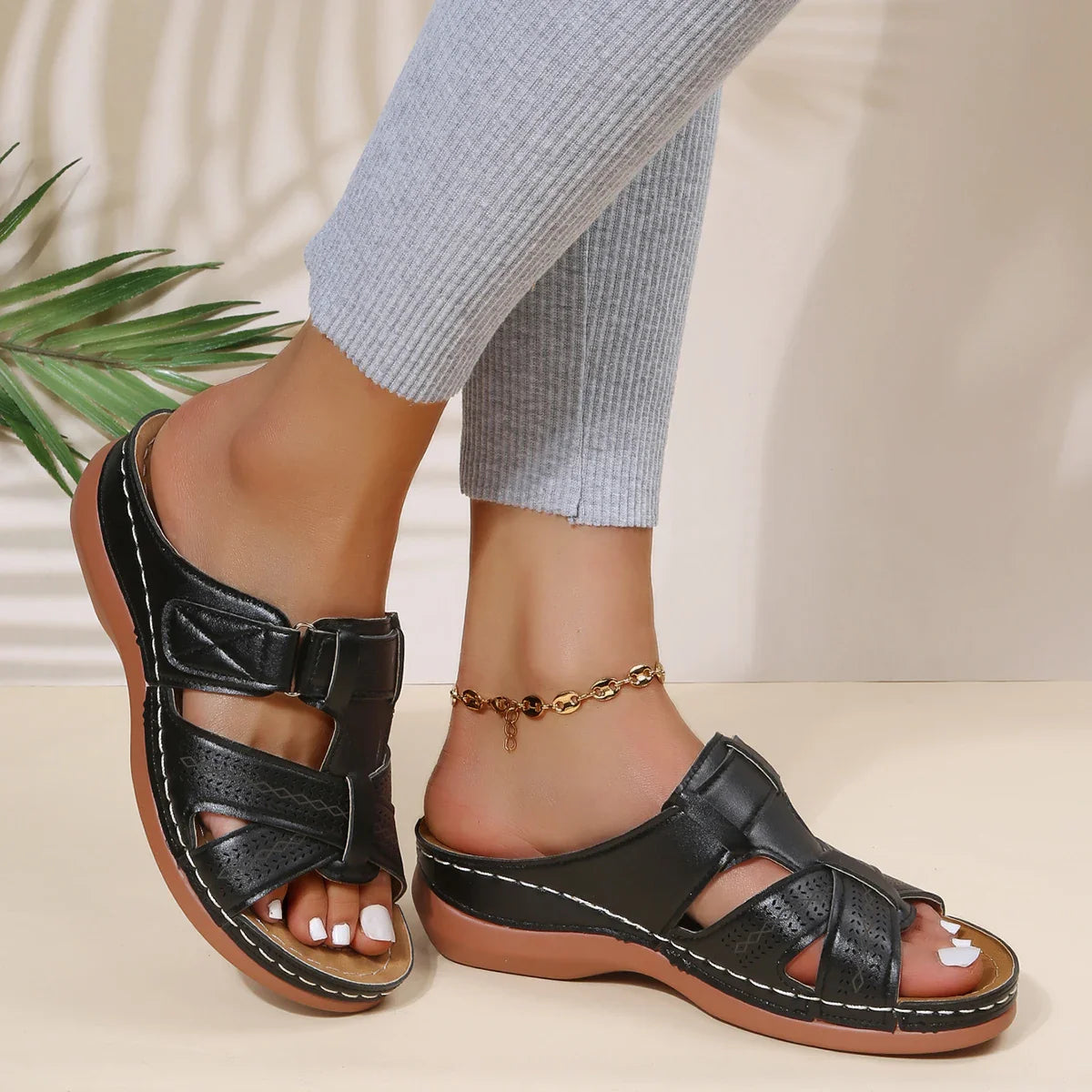 Sandales orthopédiques pour femme à scratch et perforées
