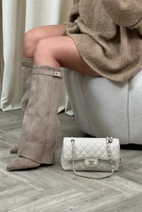 Hegyes orrú térd fölé érő női csizma