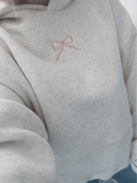 Miękki hoodie damski z haftem - Gemma Side