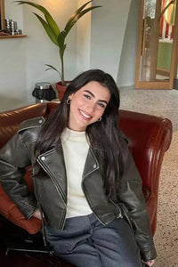 Κοντό γυναικείο δερμάτινο μπουφάν τύπου biker με ζώνη